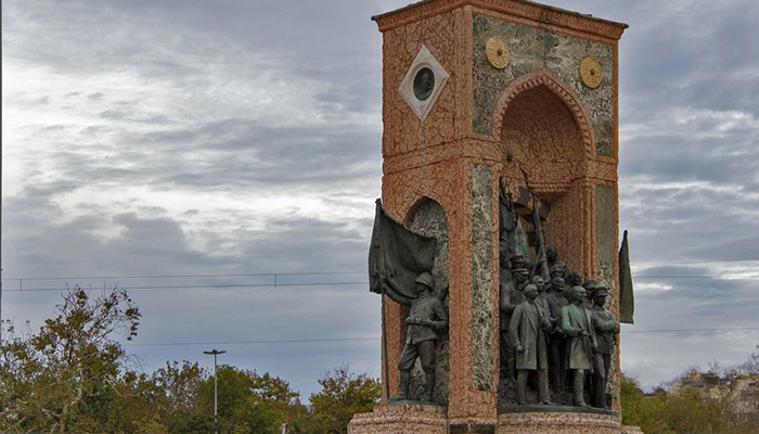 مجسمه‌ استقلال نظام جمهوری ترکیه (İstiklal Anıtı istanbul)